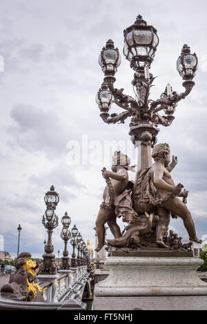 Pont Alexandre III pont de Paris avec angelots statue et lanternes Banque D'Images