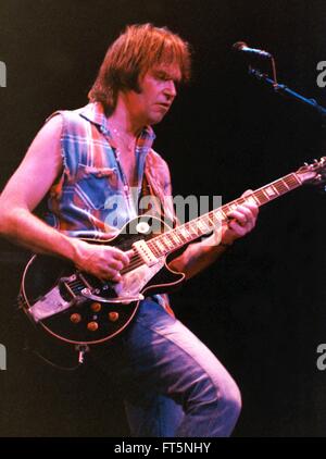 NEIL YOUNG AU NEW JERSEY ARENA 09-27-1986 PHOTO DE MICHAEL BRITO Banque D'Images