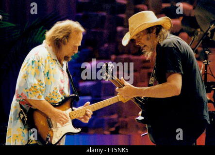 Crosby Stills Nash and Young , Steven Stills et Neil Young Philadelphia 4/19/2002 photo Michael Brito Banque D'Images