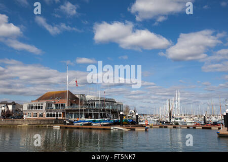 Lymington Royal Yacht Club sur la rivière Lymington, Lymington, Hampshire, Royaume-Uni Banque D'Images