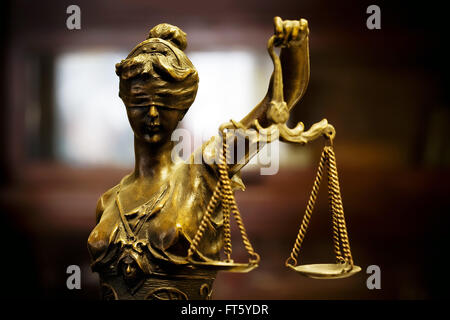 Statuette en bronze de la justice (focus sur le visage) Banque D'Images