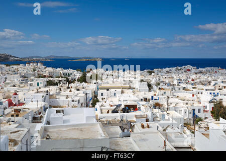 Vue de la ville de Mykonos et l'île de Syros dans la distance, la Grèce. Banque D'Images