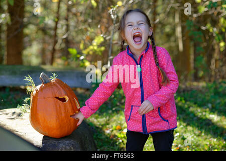 Fille avec un Halloween citrouille en automne, ce qui fait plaisir, Bavière, Allemagne Banque D'Images