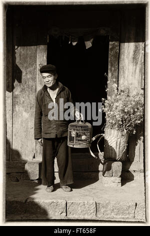 Portrait ethniques H'Mong hommes âgés en Ha Giang , Viêt Nam. H'Mong est le 8ème groupe ethnique le plus important au Vietnam Banque D'Images