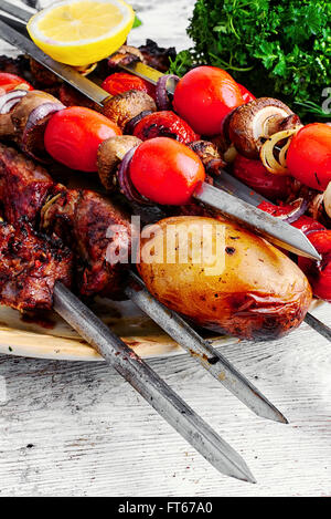 Poêlée de boeuf sur les charbons,enfilés sur des brochettes avec des légumes Banque D'Images