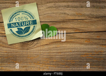 Cent pour cent nature note en forme de cœur et plus de clover leaf texture en bois. Concept de l'environnement avec de la place pour l'arrière-plan Banque D'Images