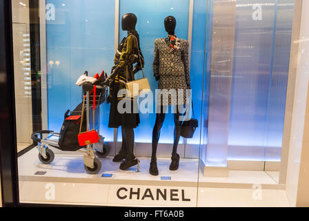 Paris, France, Shopping, Grand magasin français, le printemps, marque de vêtements de luxe Chanel, affichage de la fenêtre de la boutique, signe, magasin de designer avec mannequins design de vêtements de mode, accessoires de haute couture, intérieur de la garde-robe des femmes Banque D'Images