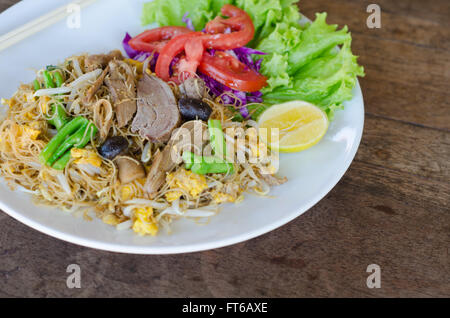 De style thaïlandais de nouilles de riz sautées avec du canard Banque D'Images