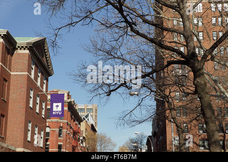 Les bâtiments de l'Université de New York avec le drapeau logo violet NYU accroché à l'extérieur de l'entrée Banque D'Images