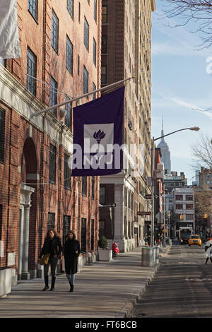 Les bâtiments de l'Université de New York avec le drapeau logo violet NYU accroché à l'extérieur de l'entrée Banque D'Images
