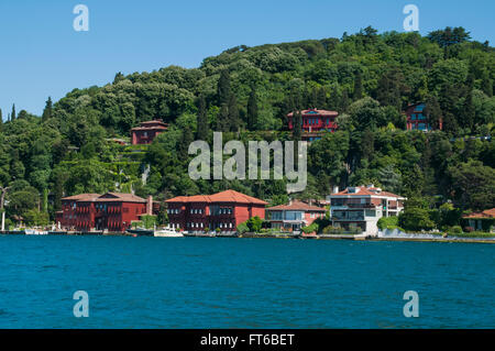 Istanbul Üsküdar du littoral, à partir de l'époque byzantine de la tour de la jeune fille et le Bosphore, a Beachfront Villas. Banque D'Images