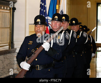 Baltimore, MD - Membres du Bureau des opérations de terrain sur la garde d'honneur de prendre part à la cérémonie d'assermentation Augustine Moore en tant que nouveau directeur des opérations de terrain de Baltimore. La cérémonie a eu lieu au Baltimore Custom House. Sous-commissaire du CBP Kevin McAleenan a fait prêter serment à Mme Moore et ancien Baltimore Micael Lovejoy Le MPO était présent. Photographies par : Steve Sapp Banque D'Images