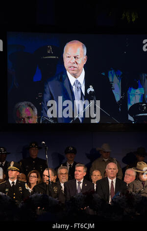 Secrétaire à la sécurité intérieure, Jeh Johnson fait de commentaires à l'échelle nationale des agents de la veillée aux chandelles Memorial de 2015 à Washington, D.C. les particuliers paient d'hommages personnels officiers morts qui peuvent être la famille, les amis ou associés professionnels. Photo de James Tourtellotte Banque D'Images