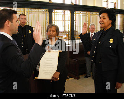 Baltimore, MD - Augustine Moore a prêté serment en tant que nouveau directeur des opérations de terrain de Baltimore. La cérémonie a eu lieu au Baltimore Custom House. Sous-commissaire du CBP Kevin McAleenan a fait prêter serment à Mme Moore et ancien Baltimore LE MPO Michael Lovejoy était présent. Photographies par : Steve Sapp Banque D'Images