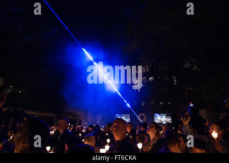 Un laser bleu représentant la « Thin Blue Line » brille à travers le ciel à la veillée de la bougie commémorative des officiers de police nationale à Washington D.C. en 2015. La veillée rend hommage aux officiers tombés au combat avec des hommages personnels de leurs proches et de leurs collègues. Banque D'Images