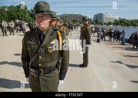 La 13e compétition annuelle de la Garde d'honneur Steve Young à Washington, DC, a présenté des équipes de la patrouille frontalière, du Bureau des opérations sur le terrain et du Bureau de l'Air et de la Marine. La compétition, qui a lieu pendant la semaine de la police, met l'accent sur le service et le dévouement envers les forces de l'ordre. Banque D'Images