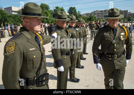 La 13e compétition annuelle des gardes d'honneur Steve Young, qui s'est tenue pendant la semaine de la police à Washington, DC, a réuni des équipes de la patrouille frontalière, du Bureau des opérations sur le terrain et du Bureau de l'Air et de la Marine. L'événement fait partie de la semaine de la police, honorant les agents d'application de la loi à travers le pays. Banque D'Images