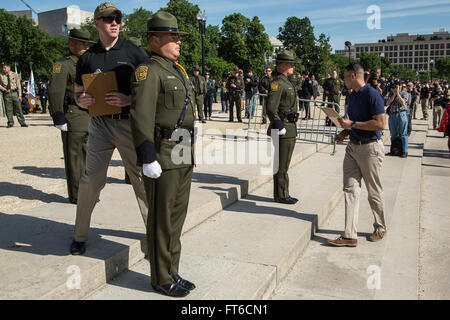 La 13e compétition annuelle des gardes d’honneur Steve Young, qui fait partie de la semaine de la police, a eu lieu à Washington, DC. L’événement a présenté des équipes de patrouille frontalière, d’opérations sur le terrain et de l’air et de la marine des douanes et de la protection des frontières des États-Unis. Banque D'Images
