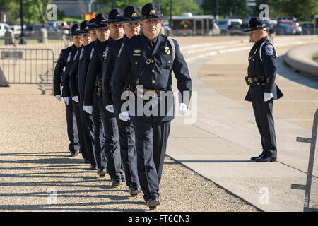 La 13e compétition annuelle de la Garde d'honneur Steve Young à Washington, DC, mettait en vedette la patrouille frontalière, le Bureau des opérations sur le terrain et le Bureau de l'Air et de la Marine. L’événement, qui fait partie de la semaine de la police, met en lumière la précision et la discipline des équipes d’application de la loi et de sécurité publique. Banque D'Images