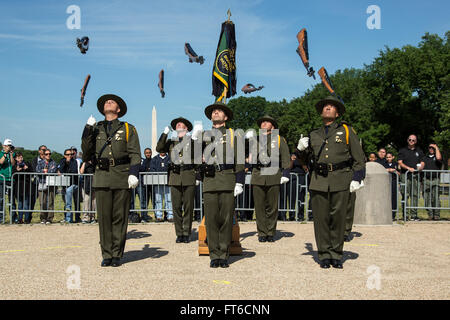 La 13e compétition annuelle Steve Young Honor Guard à Washington, DC, met en vedette diverses équipes, dont la Border Patrol, qui participent à des exercices dans le cadre de la semaine de la police. Banque D'Images