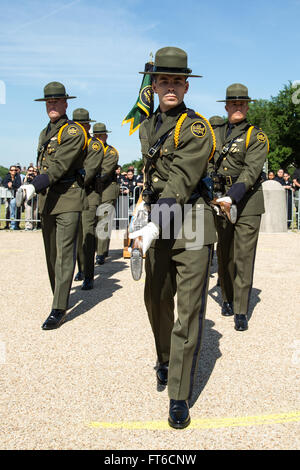 La 13e compétition annuelle des gardes d’honneur Steve Young, qui s’est tenue pendant la semaine de la police 2015 à Washington, DC, a présenté les patrouilles frontalières et les divisions aériennes et maritimes, soulignant leur précision dans les exercices cérémoniels. Banque D'Images