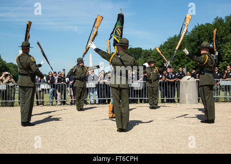 La 13e compétition annuelle de la Garde d'honneur Steve Young, qui s'est tenue à Washington, DC, mettait en vedette la patrouille frontalière, le Bureau des opérations sur le terrain et le Bureau de l'Air et de la Marine. Cet événement faisait partie de la semaine de la police, mettant en vedette les exercices cérémoniels des organismes d'application de la loi. Banque D'Images