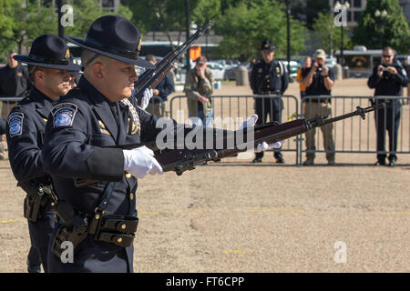 La 13e compétition annuelle des gardes d'honneur Steve Young à Washington, DC, dans le cadre de la semaine de la police, a présenté des équipes de la patrouille frontalière, des opérations sur le terrain et du Bureau aérien et maritime participant à des opérations de forage. Banque D'Images