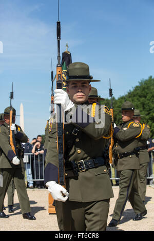 La 13e compétition annuelle des gardes d’honneur Steve Young, qui fait partie de la semaine de la police, met en vedette des équipes de la patrouille frontalière, du Bureau des opérations sur le terrain et du Bureau de l’Air et de la Marine, mettant en valeur leurs compétences en exercices et cérémoniels. Banque D'Images
