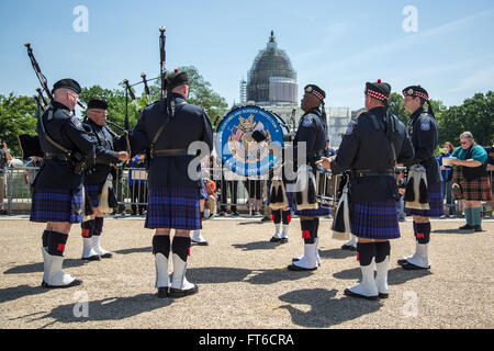 La 13e compétition annuelle des gardes d'honneur Steve Young, qui s'est tenue à Washington, DC, a réuni des participants de la patrouille frontalière, du Bureau des opérations sur le terrain et du Bureau de l'Air et de la Marine. L'événement fait partie de la semaine de la police et célèbre les réalisations des forces de l'ordre. Banque D'Images