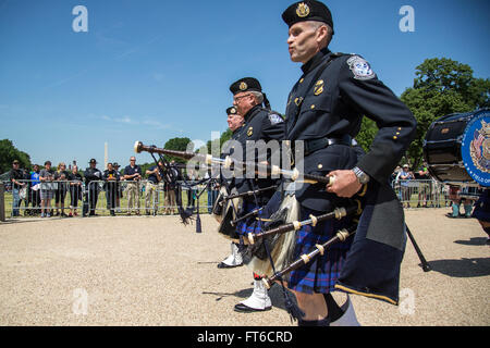 La 13e compétition annuelle Steve Young Honor Guard, tenue à Washington, DC, a présenté des équipes d'élite de diverses branches de l'application de la loi américaine. L'événement a célébré la précision dans les devoirs cérémoniels pendant la semaine de la police. Banque D'Images