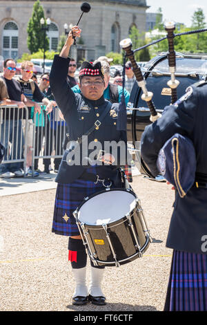 La 13e compétition annuelle de la Garde d'honneur Steve Young, qui a lieu à Washington, D.C. met en vedette la Garde d'honneur du Service des douanes et de la protection des frontières des États-Unis, avec des participants de la patrouille frontalière, du Bureau des opérations sur le terrain et du Bureau de l'Air et de la Marine. Cet événement est une partie importante de la semaine de la police, célébrant l'application de la loi et le service. Banque D'Images
