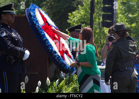 Washington, DC - durant la Semaine de la Police nationale de l'agent de la paix Service commémoratif a eu lieu au Capitol en l'honneur de mandataires et hauts fonctionnaires de tout le pays. La mère de Tyler agent Robledo pins un mémorial à la guirlande de fleurs lors de l'appel des héros de 2014. Photographe : Donna Burton Banque D'Images