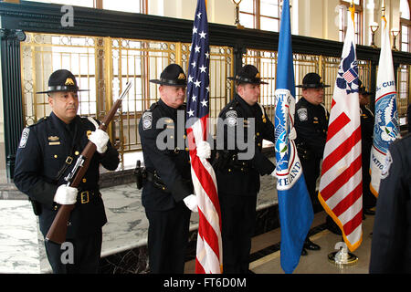 Baltimore, MD - Membres du Bureau des opérations de terrain sur la garde d'honneur de prendre part à la cérémonie d'assermentation Augustine Moore en tant que nouveau directeur des opérations de terrain de Baltimore. La cérémonie a eu lieu au Baltimore Custom House. Sous-commissaire du CBP Kevin McAleenan a fait prêter serment à Mme Moore et ancien Baltimore Micael Lovejoy Le MPO était présent. Photographies par : Steve Sapp Banque D'Images