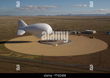 Le système de radar aérostatique filaire (TARS) de Marfa, Texas, utilise des ballons amarrés pour assurer la surveillance des douanes et de la protection des frontières américaines. Le système est conçu pour surveiller les activités aériennes, maritimes et de surface dans le cadre des opérations de sécurité et d'application de la loi. Banque D'Images