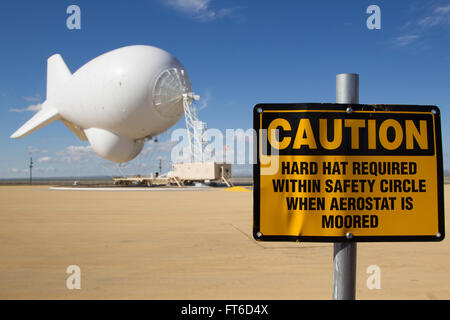 Le système de radar aérostatique filaire (TARS) de Marfa, au Texas, fournit une surveillance aérienne de bas niveau pour les douanes et la protection des frontières américaines. Le système est utilisé pour surveiller et détecter les activités de contrebande aérienne, maritime et de surface. Banque D'Images
