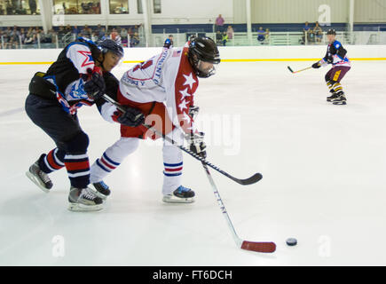 La CBP/club de hockey sur glace à l'encontre de la sécurité intérieure de l'équipe de hockey du 4-2 au premier tour du monde des jeux de police et d'incendie qui se tiendra à Reston en Virginie le 27 juin 2015. Les jeux attirent plus de 10 000 participants à la compétition. Photo de James Tourtellotte Banque D'Images