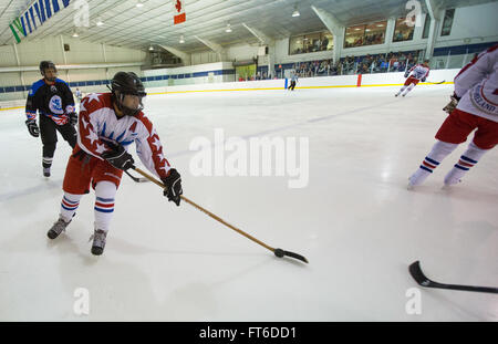 La CBP/club de hockey sur glace à l'encontre de la sécurité intérieure de l'équipe de hockey du 4-2 au premier tour du monde des jeux de police et d'incendie qui se tiendra à Reston en Virginie le 27 juin 2015. Les jeux attirent plus de 10 000 participants à la compétition. Photo de James Tourtellotte Banque D'Images