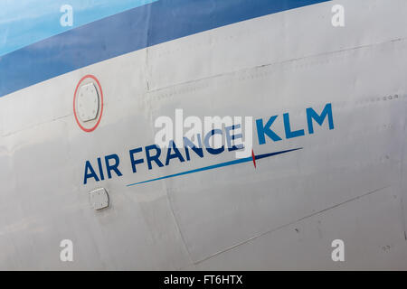 L'aéroport d'Amsterdam Schiphol, NorthHolland/Pays-Bas - 10 mars 2016 : Air France KLM peint sur le côté d'un Fokker 100 sur Banque D'Images