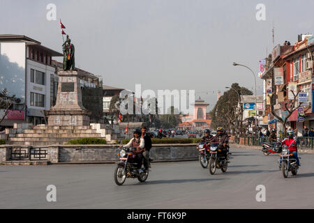 Népal, Katmandou. Durbar Marg Street. Palais Royal Narayanhiti musée (aujourd'hui) en arrière-plan, le Roi Mahendra statue en premier plan. Banque D'Images