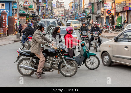 Népal, Katmandou. Trafic moto sur Putali Sadak Street. Banque D'Images