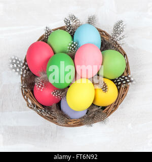 Les oeufs de Pâques colorés dans le panier. Vue d'en haut Banque D'Images