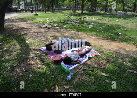 Sans-abri du Bangladesh la mère et l'enfant prennent une sieste dans le Sharowardi Park à Dhaka, au Bangladesh. Le 23 mars, 2016 Banque D'Images