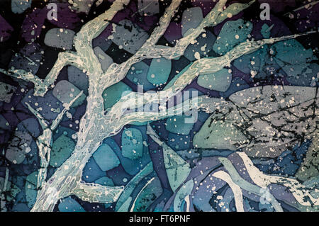 Arbre mystique, turquoise et violet, hot batik, texture de fond, la main sur la soie, abstract art surréalisme Banque D'Images