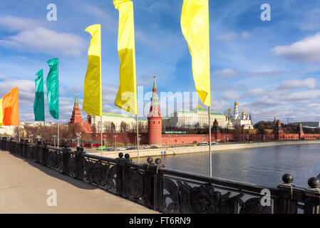 Kremlin de Moscou en Russie, vue depuis le pont sur la rivière de Moscou. Banque D'Images