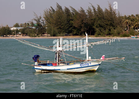 Un petit bateau de pêche thaïlandais équipée pour la pêche côtière par lamplights (Ao Khlong Wan - Prachuap Khiri Khan - Thaïlande). Banque D'Images