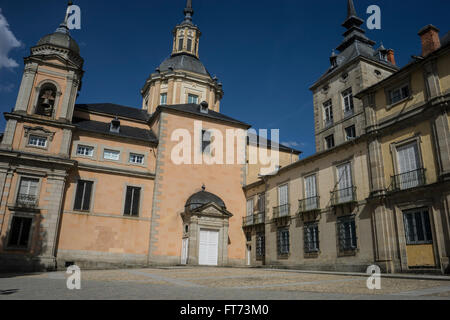 Château, Palais de la Granja de San Ildefonso à Madrid, Espagne. Belle villa avec jardins et sources classiques Banque D'Images