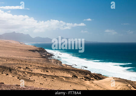 Vue sur la côte nord de Jandía avec ses formations rocheuses à Fuerteventura, Espagne Banque D'Images