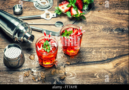 Verre rouge avec de la glace. Bar à cocktails et des outils. Tons style vintage photo Banque D'Images