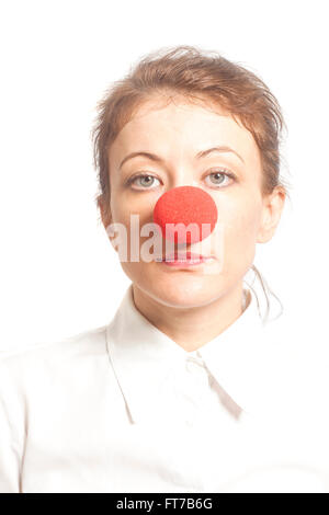 Femme avec nez de clown rouge isolé sur fond blanc Banque D'Images