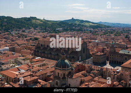 Vue panoramique de Bologne avec la Basilique San Petronio Banque D'Images